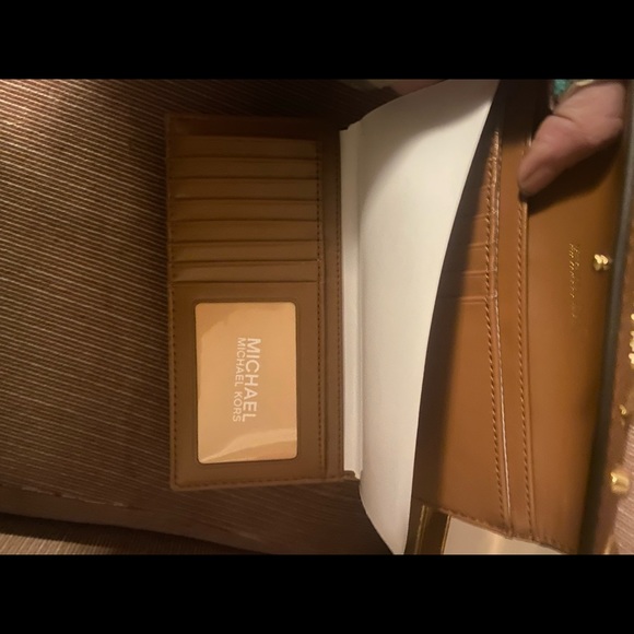 NWT - Michael Kors Jet Set Charm Signature Large Trifold Wallet - Picture 5 of 7